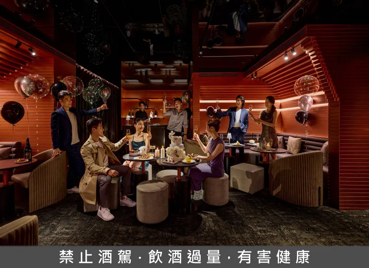 ｢奢華宇宙包廂」，適合20至25人的團聚活動，包廂設有獨立吧檯，提供專屬服務。因應獲獎，平日特惠價1萬6888元，可升等享用2萬元餐食內容。業者提供