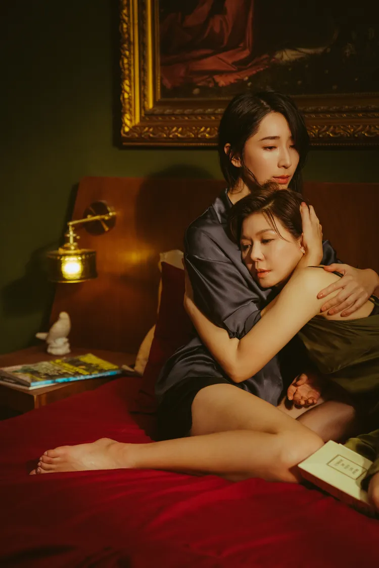 隋棠（左）和于子育相擁。CATCHPLAY+提供 