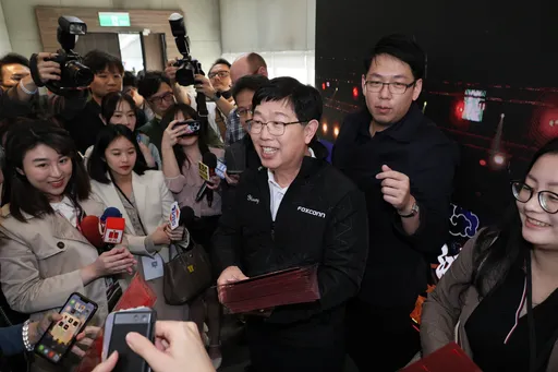 劉揚偉：鴻海看好AI伺服器業績　AI市況受限晶片產能