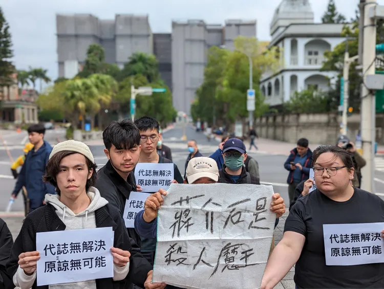 青年團體「無力者」進入二二八公園抗議。蘇柏銓攝