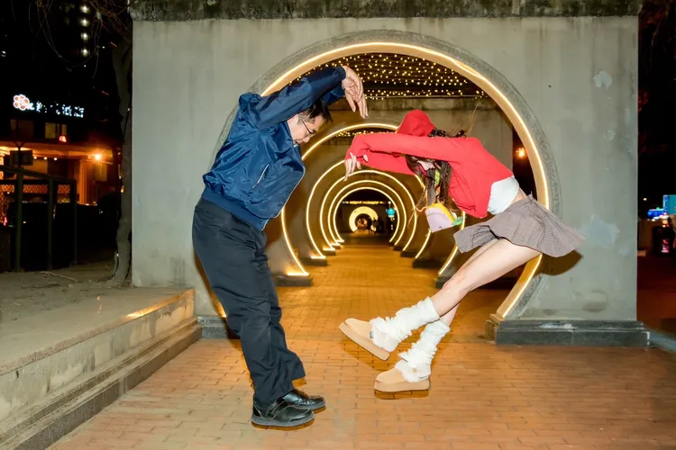 林襄和台南市長黃偉哲跳「呱呱舞」。三立提供