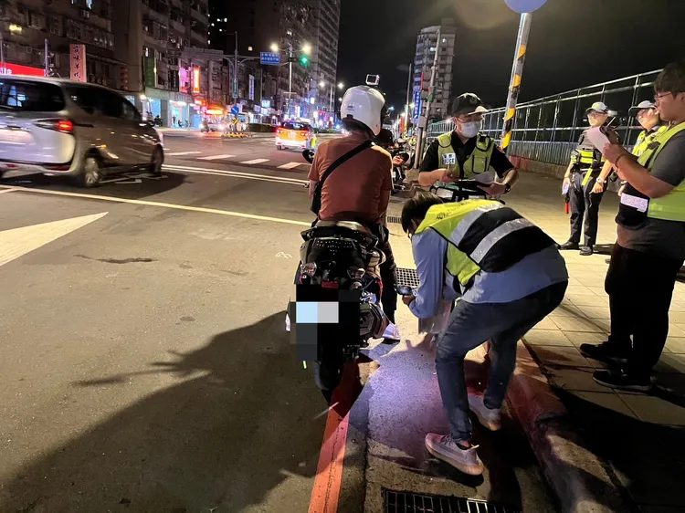 警方取締改裝車。翻攝畫面