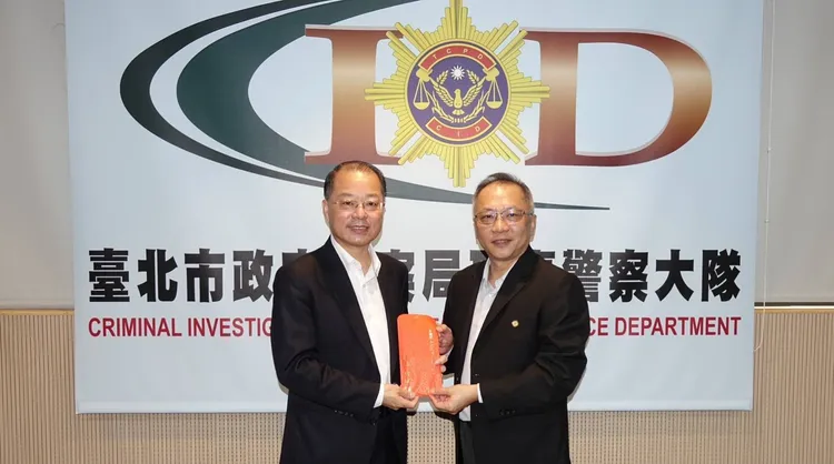 署長頒發113年加強重要節日安全維護工作慰勉金。翻攝畫面