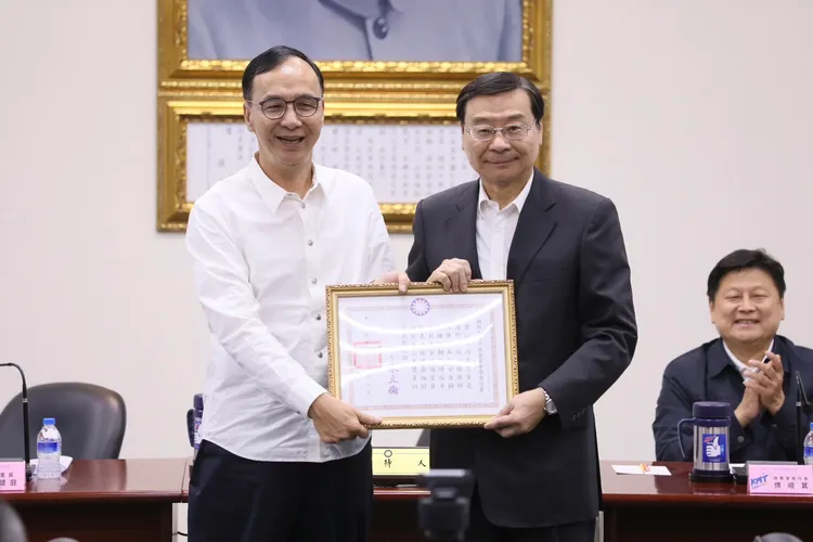 國民黨主席朱立倫致贈華夏獎章給國民黨團前總召曾銘宗（右）。國民黨提供