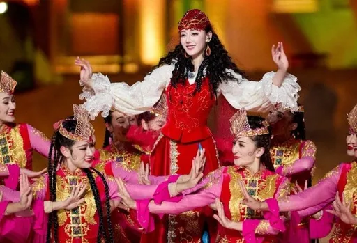 迪麗熱巴手太會扭美瘋了！春晚跳新疆舞大出圈