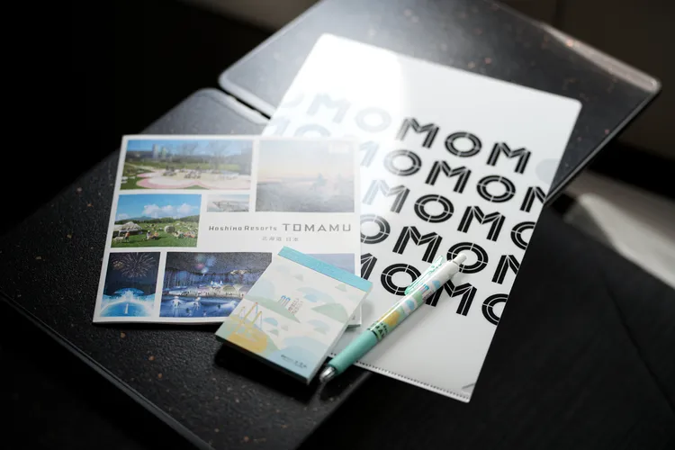 「星野集團」提供旅客北海道攻略手冊及特色文具。業者提供