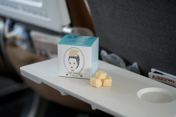 星宇聯手函館當地老牌麵包店「King Bake」，提供首航旅客伴手禮「函館RUSK」麵包脆餅。業者提供