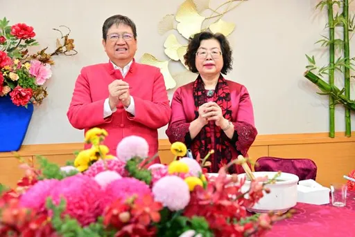 新竹縣長楊文科偕夫人秀年夜飯菜色拜年 祝鄉親長長久久、大吉大利