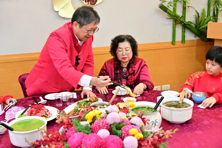 楊文科公布年夜飯的菜單。新竹縣府提供