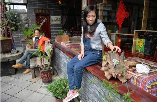 顧少強（前）與當時的男友、後來的老公（後）在四川省合開了一間民宿。翻攝微博/最火辭職信