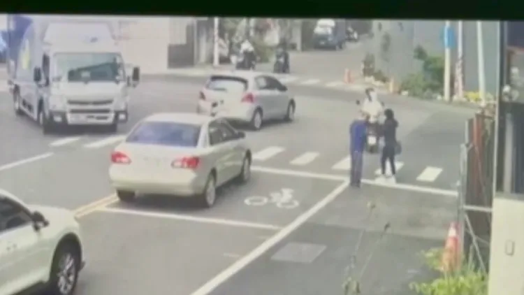 駕駛自知理虧，掏500元求和解。讀者提供