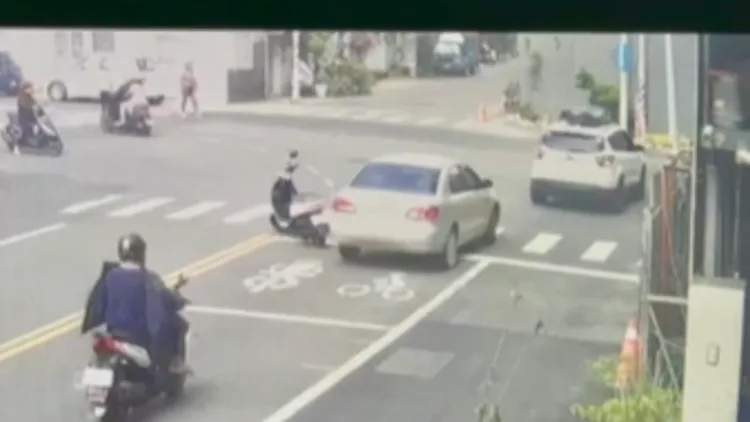 轎車竟肇逃。讀者提供