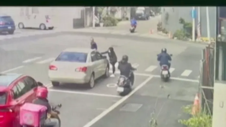 女子退還鈔票夾在雨刷。讀者提供