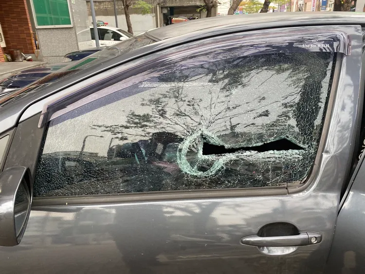 警方破窗。龜山警分局提供