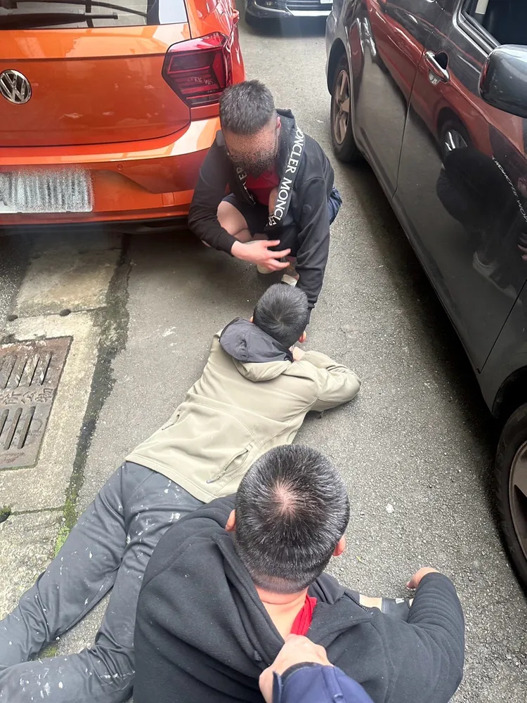 警方逮捕張男(中下)等3人到案。龜山警分局提供