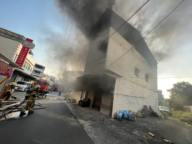 警消獲報前往灌救。讀者提供