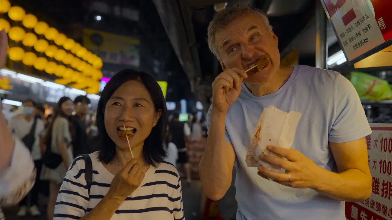 菲爾(右)第7季節目中來到台北,在夜市嗑起雞排。Netflix提供
