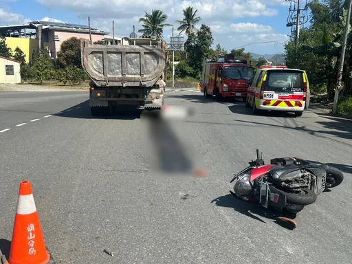 內輪差奪命!砂石車違規右轉撞機車 夫妻天人永隔