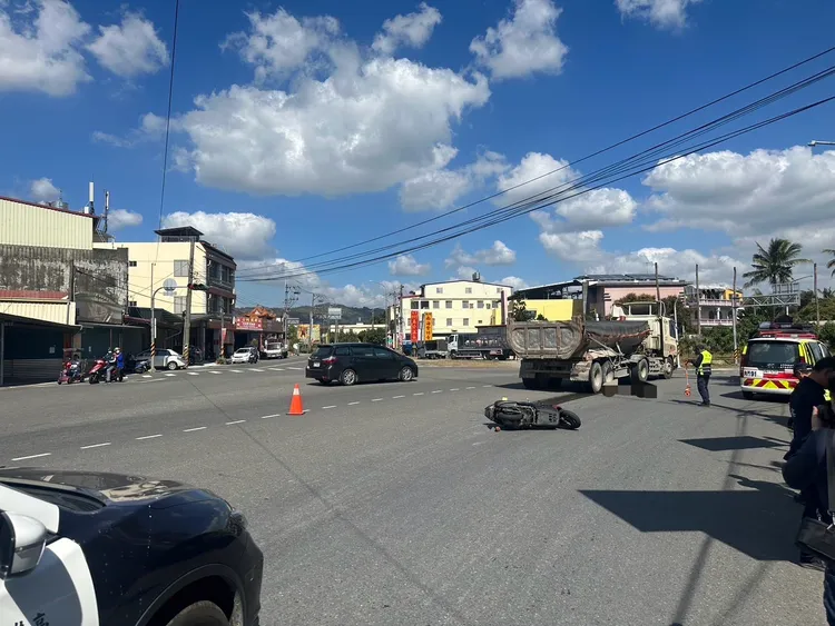 警方前往處理，初步研判砂石車違規在先。讀者提供