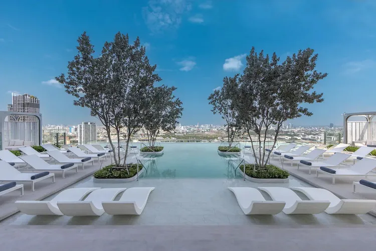 「易思廷大飯店帕亞泰」設有兩座無邊際泳池，可大拍質感網美照。業者提供