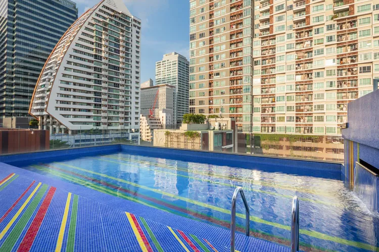 「Best Western Click Sathorn 11 Bangkok」也設有寬廣的高空戶外泳池，讓旅客放鬆暢游。業者提供