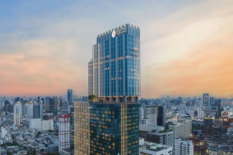 「易思廷大飯店帕亞泰」座落市中心樞紐地帶，空鐵15分鐘可至席隆路，參與有消防車灑水的超嗨潑水節