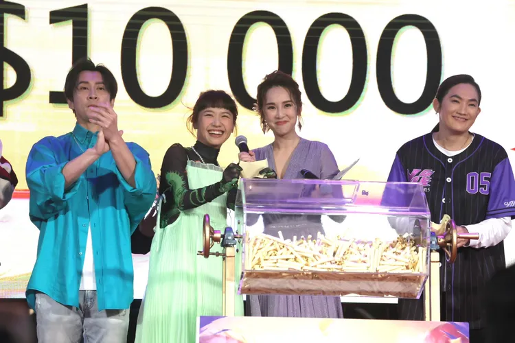 陳漢典（左起）、LULU、張齡予、錢薇娟等抽獎。彭欣偉攝