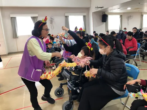 八里教養院新春迎院生返家 愛心志工隊驚喜送上福袋全場嗨