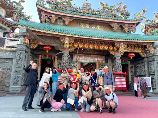 周子瑜帶TWICE志效、定延遊台大合照曝光!人手一支香腸超接地氣