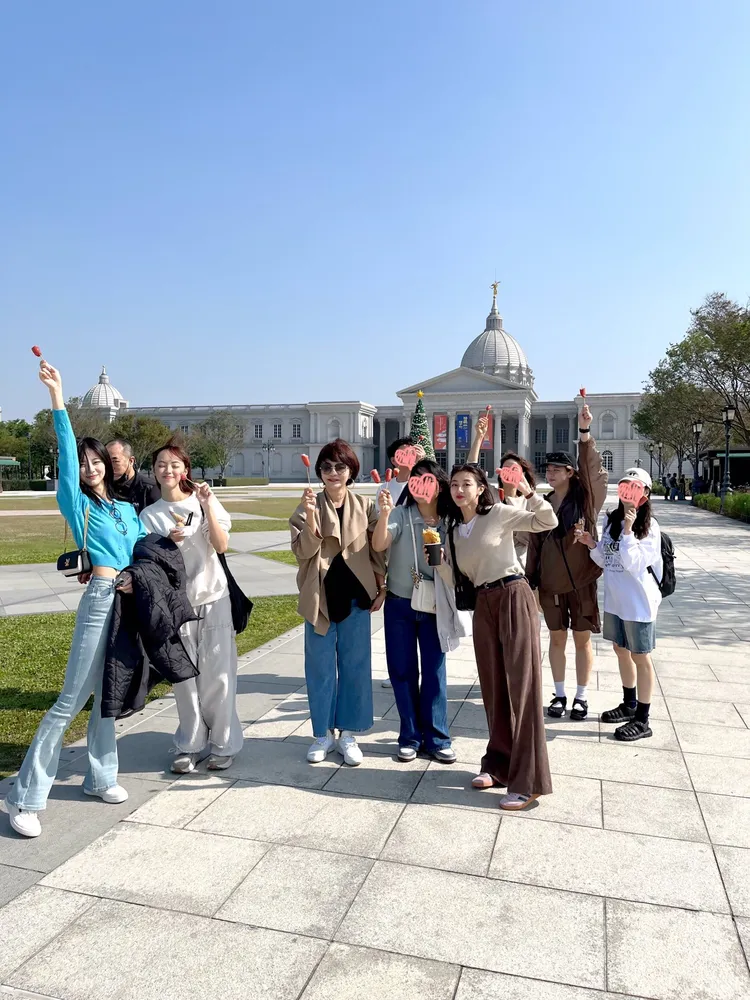 子瑜（左）帶著志效（前排右）、定延（後排右二）參觀奇美博物館，人手一支香腸。翻攝黃燕玲X（推特）