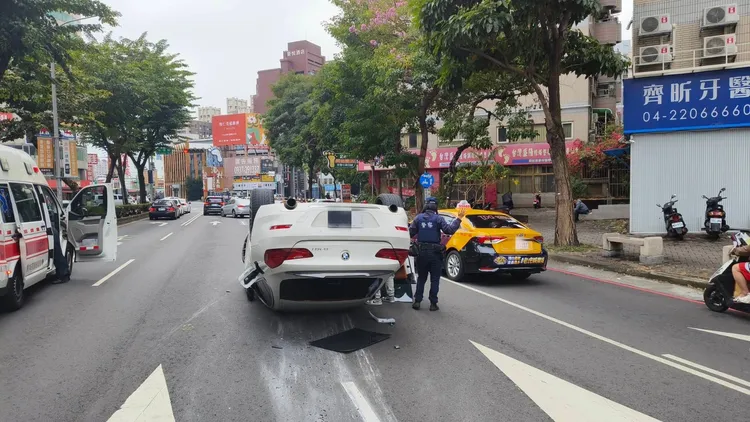 BMW四輪朝天。警方提供