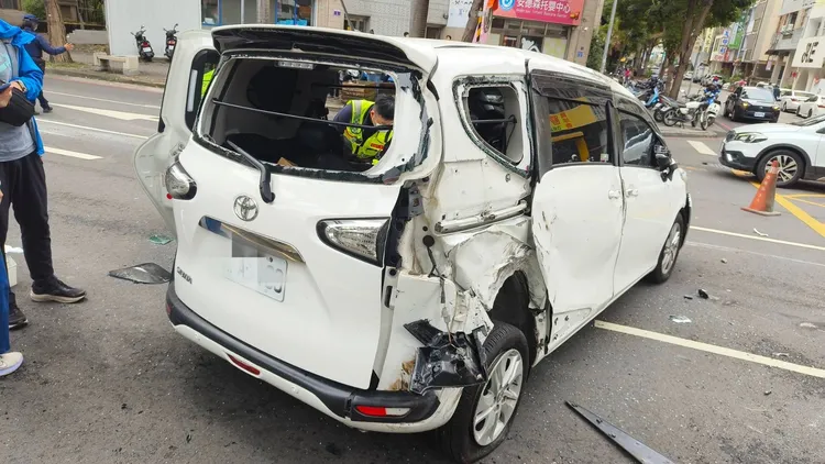 白車遭追撞，車側多處凹陷、擦痕。警方提供