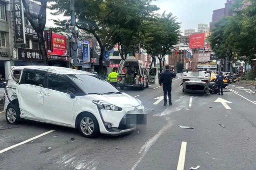 翻車片｜BMW「吃線」追撞前車　當場拔起四輪朝天！釀3傷