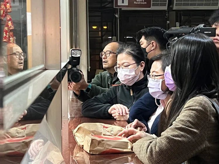 林穎孟的親友現身為她辦保。陳彩玲攝