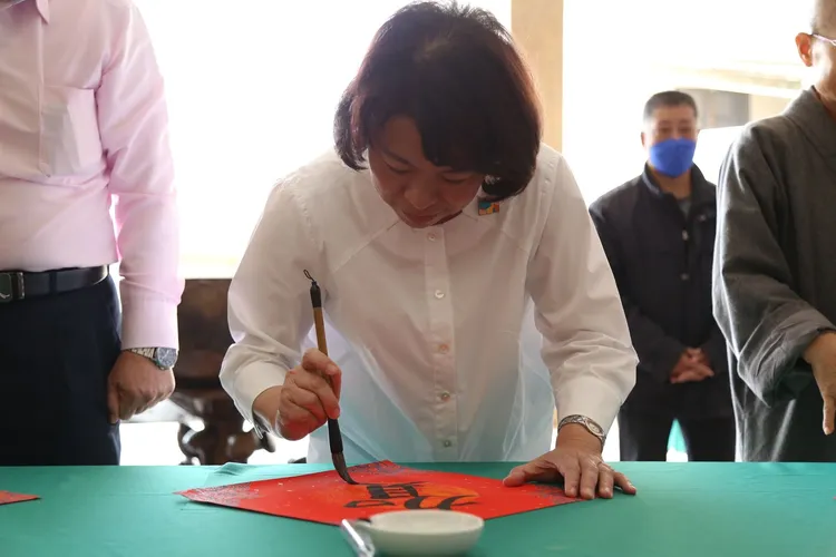 黃敏惠曾是國文老師，提筆展現書法功力。嘉市府提供