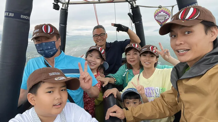 42歲男星黃鐙輝自封「南港劉德華」，與妻子萁萁育有3名兒女。翻攝《萁萁的黃三寶》粉絲頁