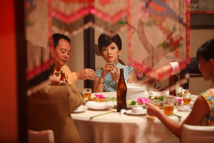 《仙女不下凡》李淑楨（右）演出酒家人生。大愛提供