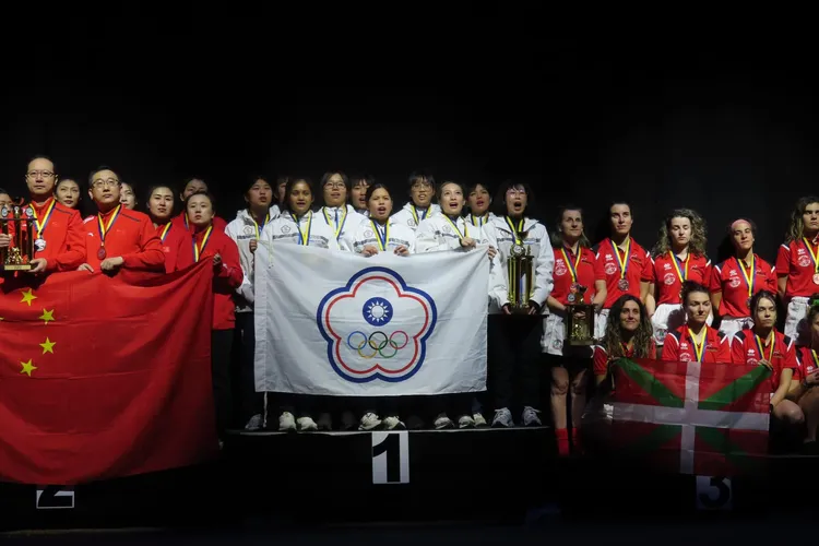 台灣拔河代表隊奪得2024世界室內拔河錦標賽W500KG金牌。圖取自中華民國拔河運動協會CTTWA臉書