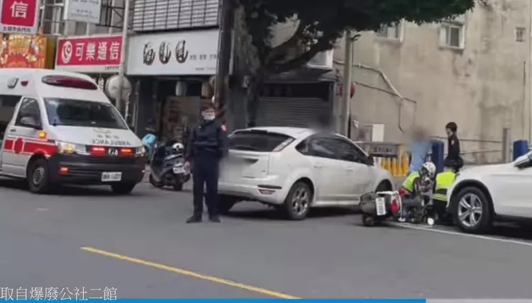 救護車到場協助治療傷患女警。翻攝自臉書「爆廢公社二館」