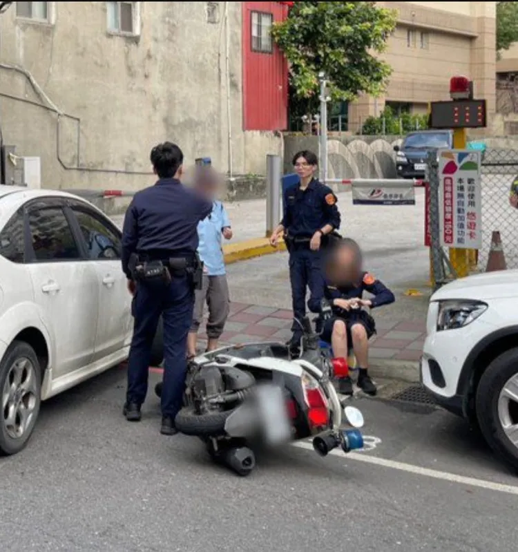 女警受傷坐地等待救治，肇事對方藍衣男接受其他警員盤問。翻攝自臉書「爆廢公社二館」