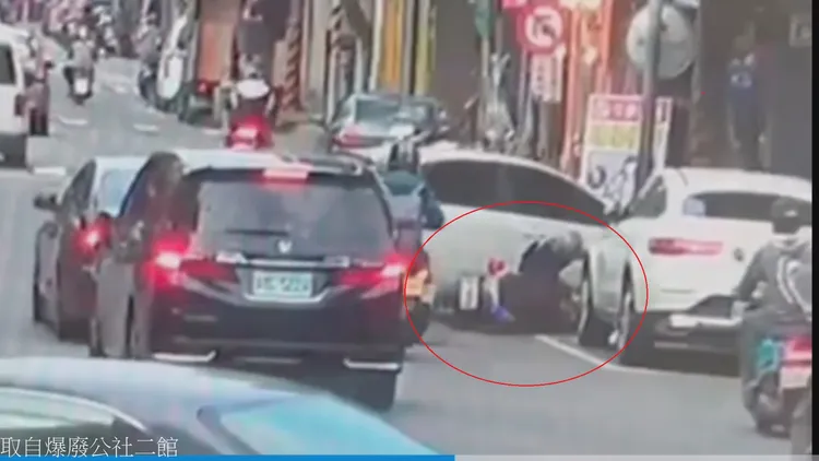 女警撞擊轎車倒地後，險遭夾在碰撞汽、機車夾縫中。翻攝自臉書「爆廢公社二館」