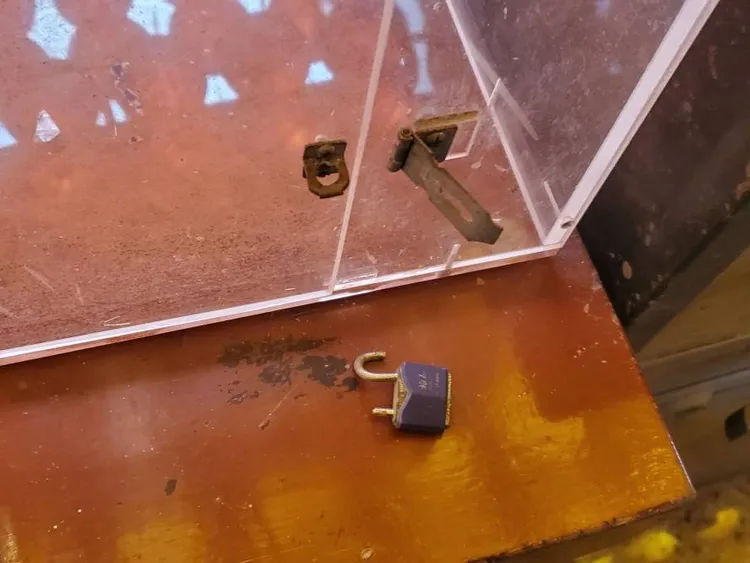 李嫌有時破壞功德箱門鎖偷錢。民眾提供