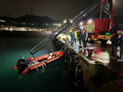 開車衝入外木山漁港!基隆男自行脫困竟「神隱」 釀消防員頂低溫下水搜救3天