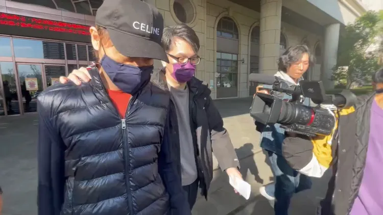 浦韋青（左一）50萬元交保，由友人陪同離開地檢署，全程不發一語。張沛森攝