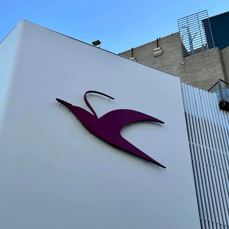 吳宗憲打造的新版「老唐牛肉麵」，牆上燕子有深意。翻攝臉書粉專《台南式Tainan Style》