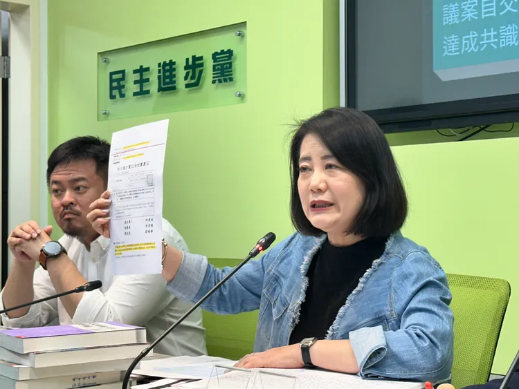 吳思瑤出示民進黨團提案。潘袁詩羽攝