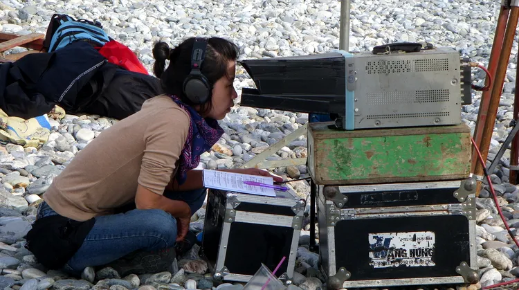 導演陳慧翎當年認真看戲模樣。大愛提供