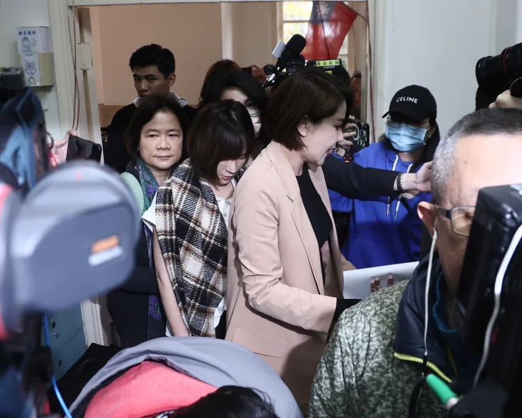 陳沂在媽媽陪同下現身。彭欣偉攝