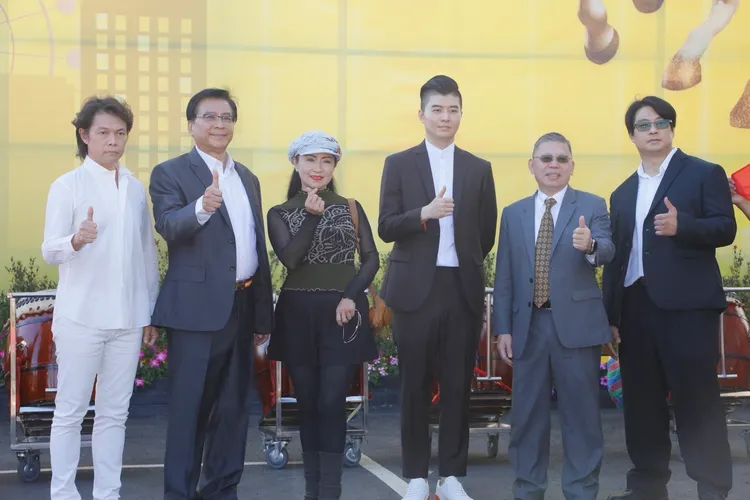 郡都集團董事長唐承(右3)表示，公司品牌調性打造區段最高CP值住宅。葉家銘攝