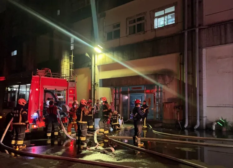 警消到場灌救。桃園市消防局提供